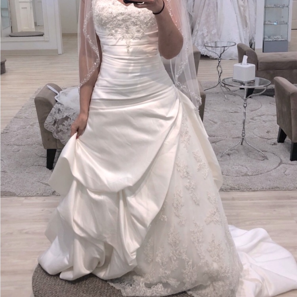 Brand new Venus and Bella wedding gown size 12